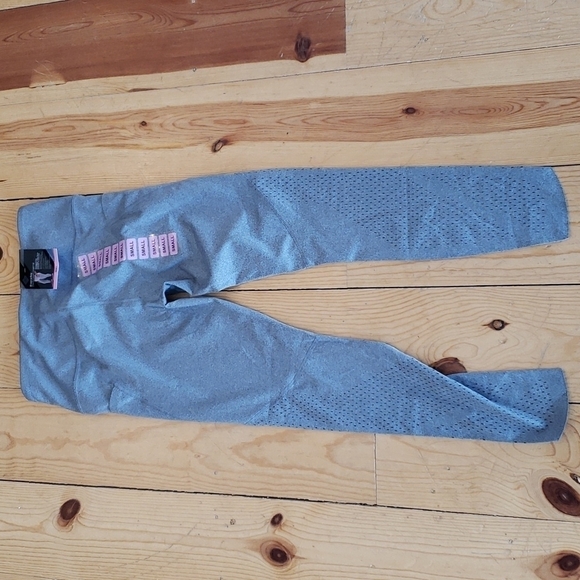 4 small tops and 1 pair of leggings yoga fitness workout tanks tops - Picture 2 of 11